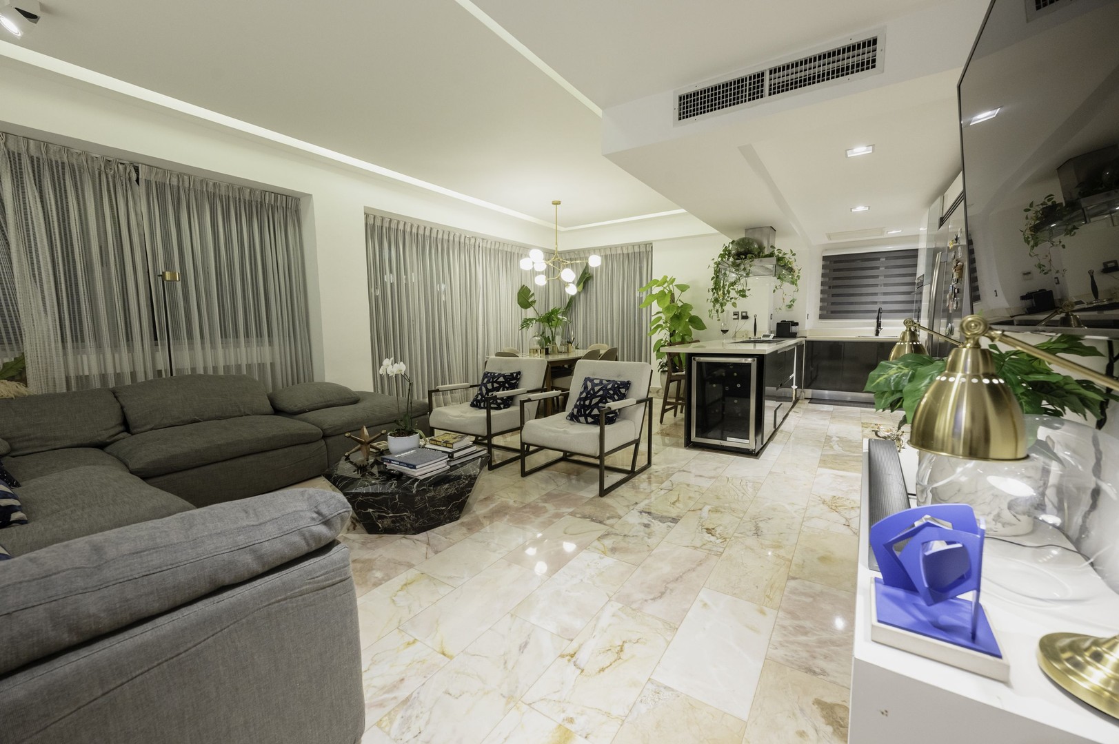 apartamentos - Evaristo Morales loft 3 habitaciones 3.5 baños 3 parqueos estudio

 9