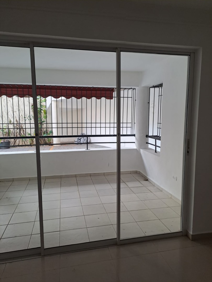 apartamentos - Alquilo apto primer piso de 3 hab con 2 parqueos 