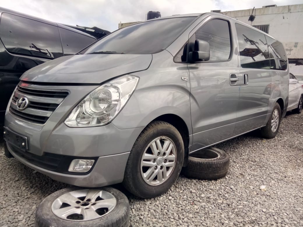 jeepetas y camionetas - HYUNDAI STAREX 2018 GRIS
DESDE: RD$1,320,100.00 1