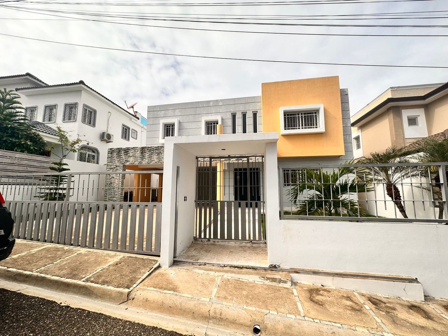 casas - Casa con muy buenos espacios y ubicación a 4 minutos de la playa.