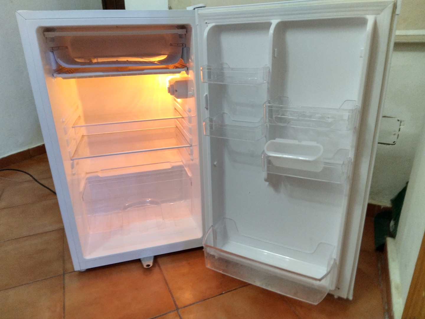 electrodomesticos - Nevera Ejecutiva Frigidaire como nueva con su llave,poco uso, Zona Colonial