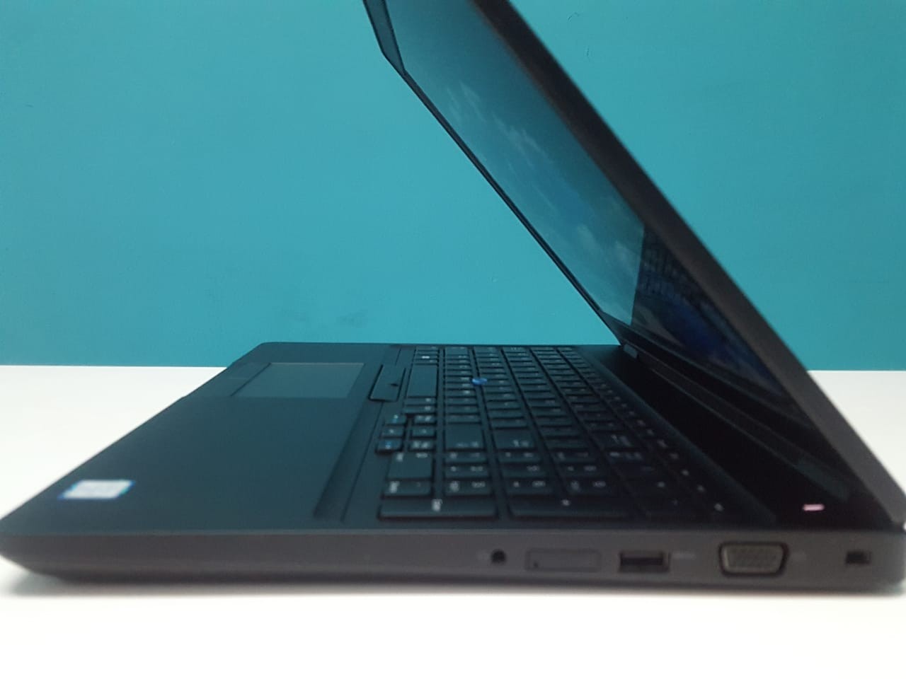 computadoras y laptops - `Laptop, Dell Latitude 5591 / 8th Gen, Intel Core i7 / 8GB DDR4 / 256GB SSD` Dob 8