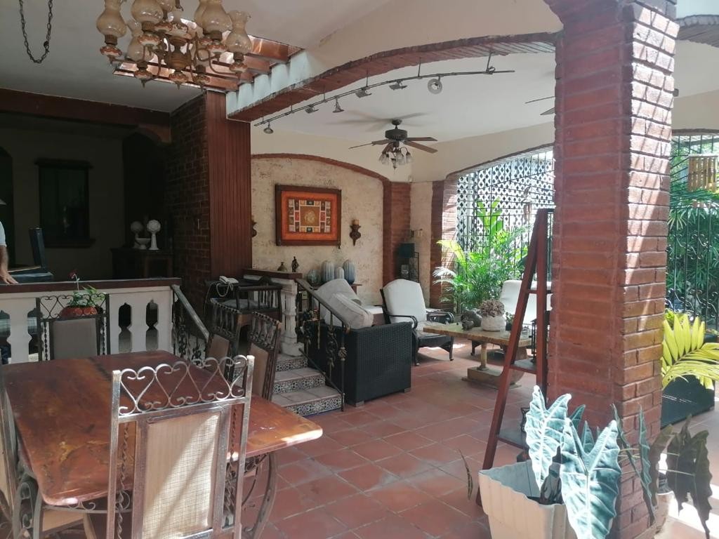 casas - VENDO Hermosa Casa Colonial Ubicada En Zona Exclusiva de Gazcue 
CODIGO: PD168
 9