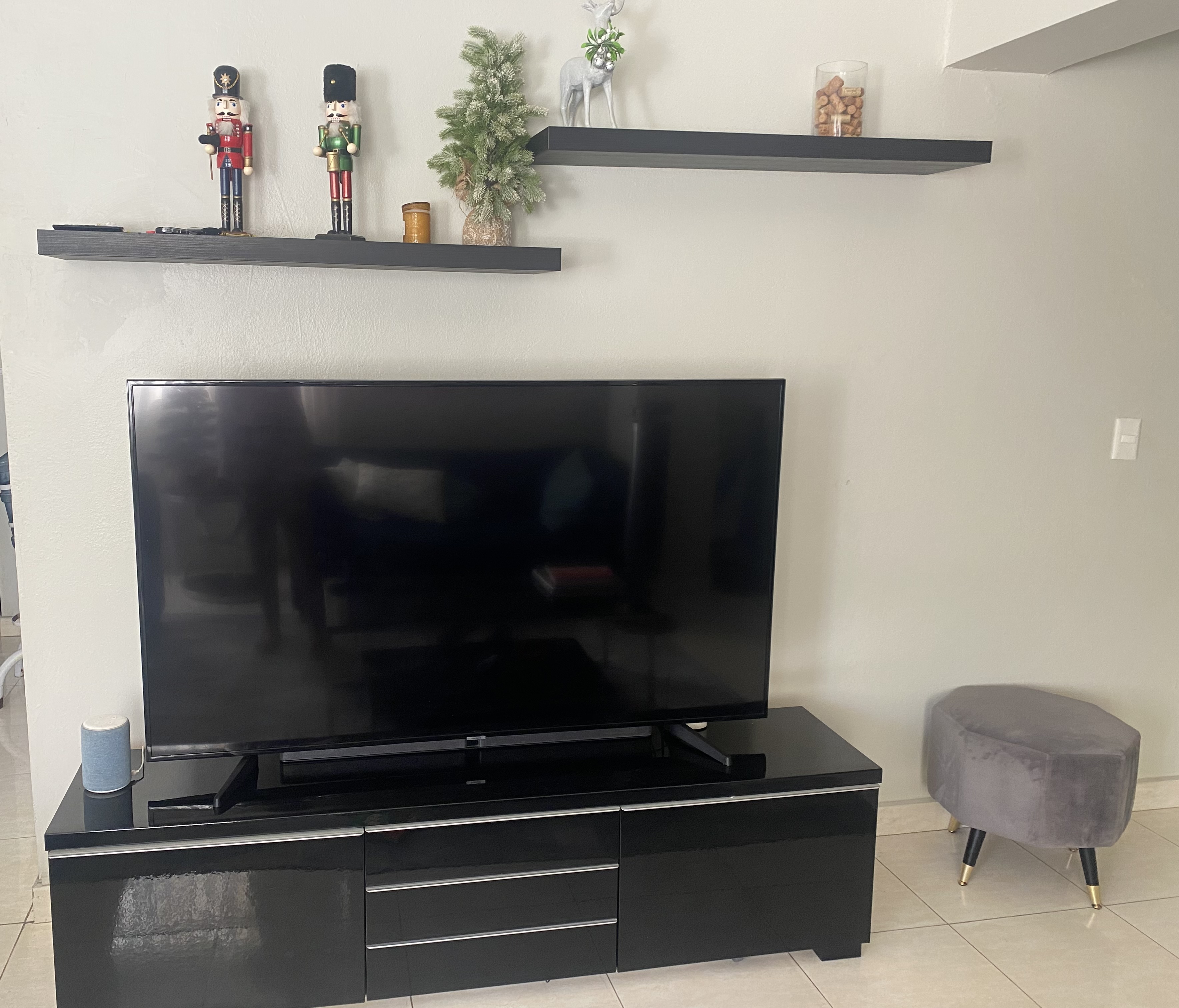 muebles y colchones - Mueble de tv de Ikea + estantes de pared