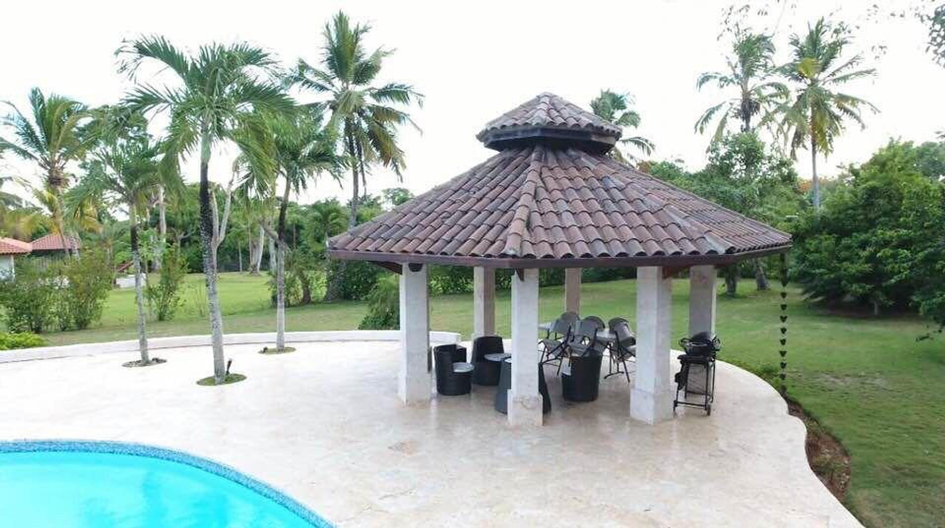 casas vacacionales y villas - Vendo villa en La Romana casa de campo 
2,000 Mts2. De solar 
550 mts2. De c
 8