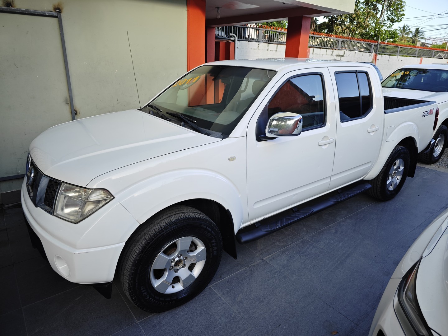 jeepetas y camionetas - NISSAN NAVARA LE 2011 4X4 AUTOMATICA 2