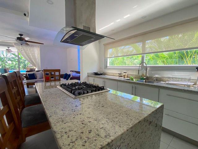 casas vacacionales y villas - Vendo Hermosa Villa de 2 Niveles  en Playa Nueva Romana 5