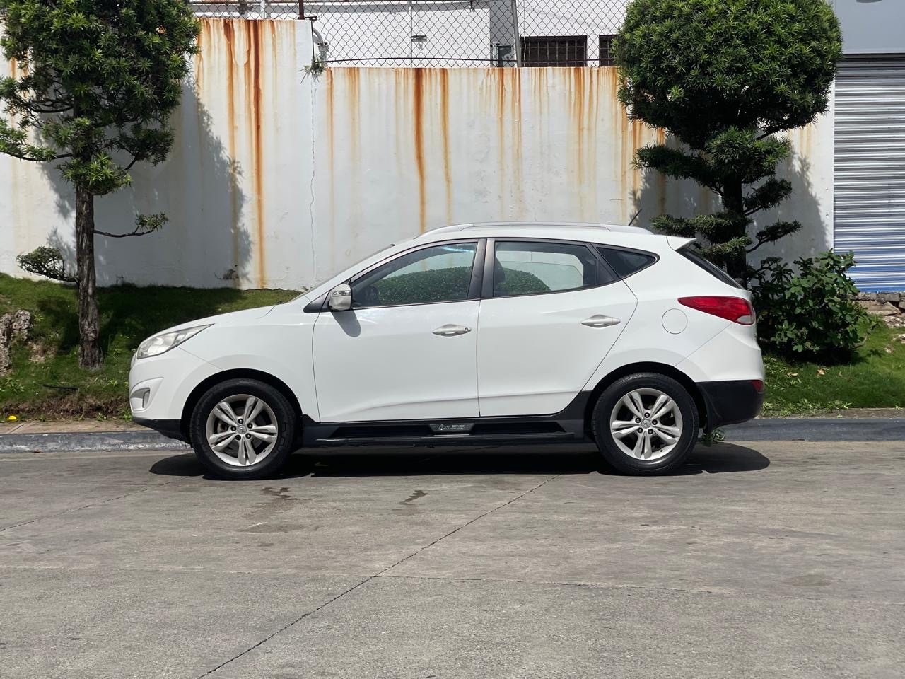 jeepetas y camionetas - HYUNDAI TUCSON 2012 EN EXCELENTES CONDICIONES NUEVA HALOGENOS ESTRIBOS RACK  7