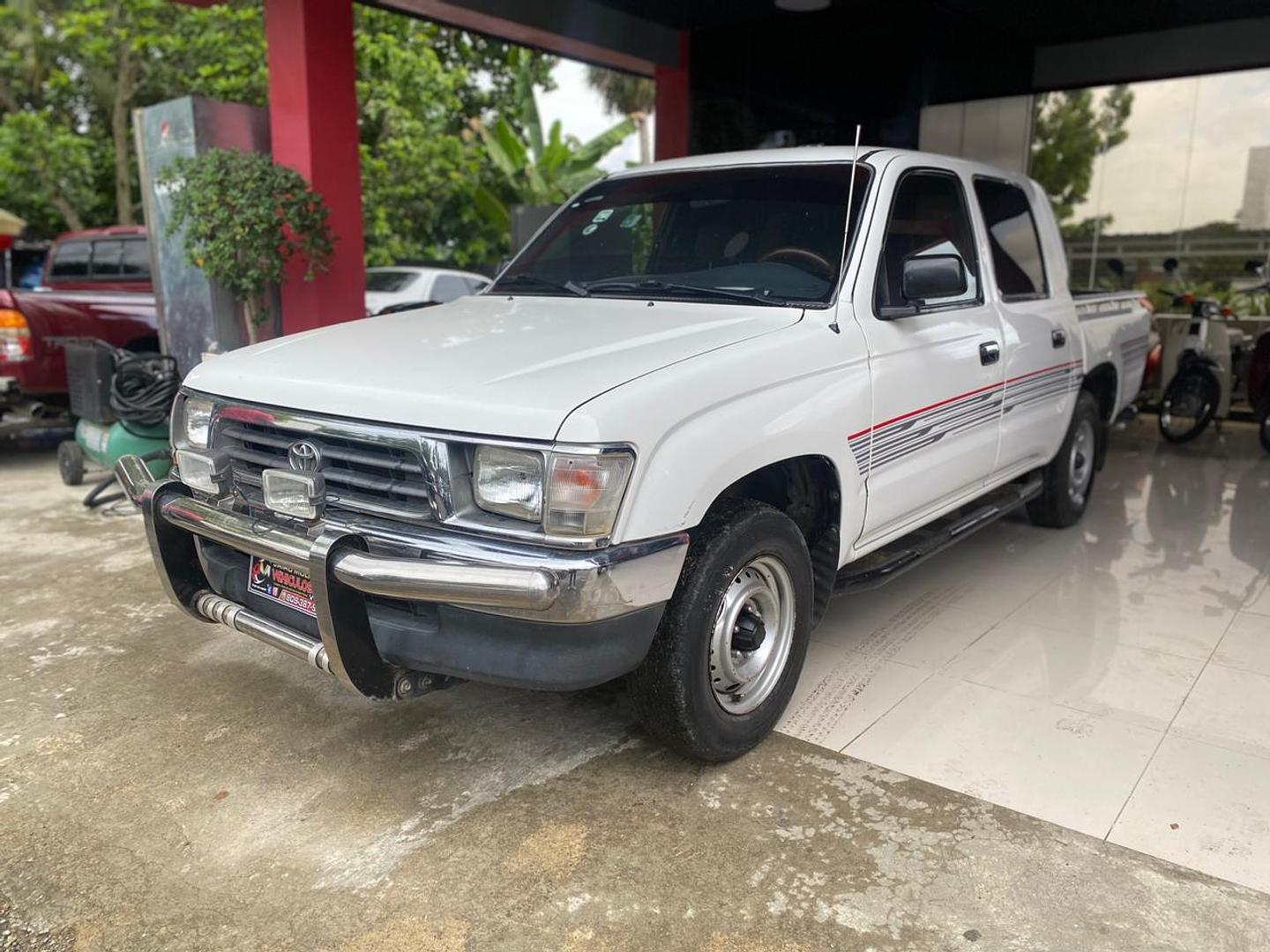 jeepetas y camionetas - TOYOTA HILUX 2000  0