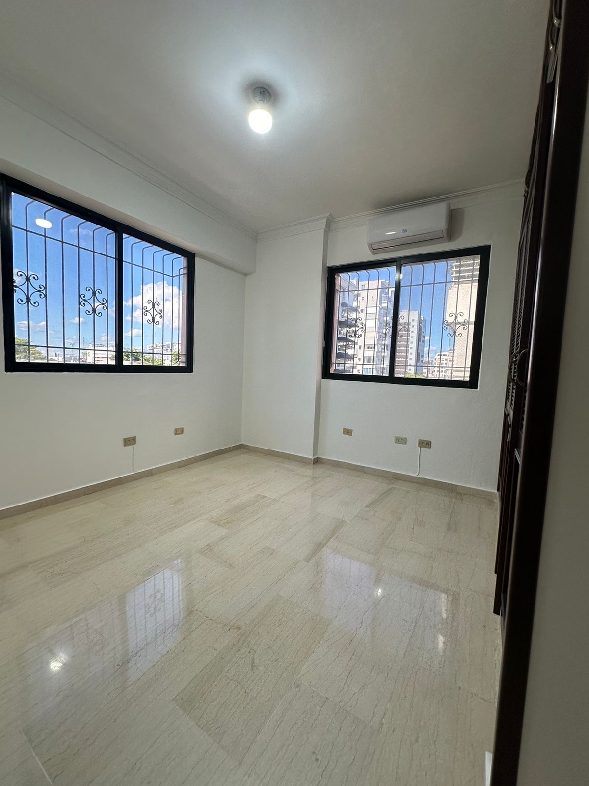 apartamentos - venta de apartamento en la Evaristo morales de 145mts Distrito nacional  6