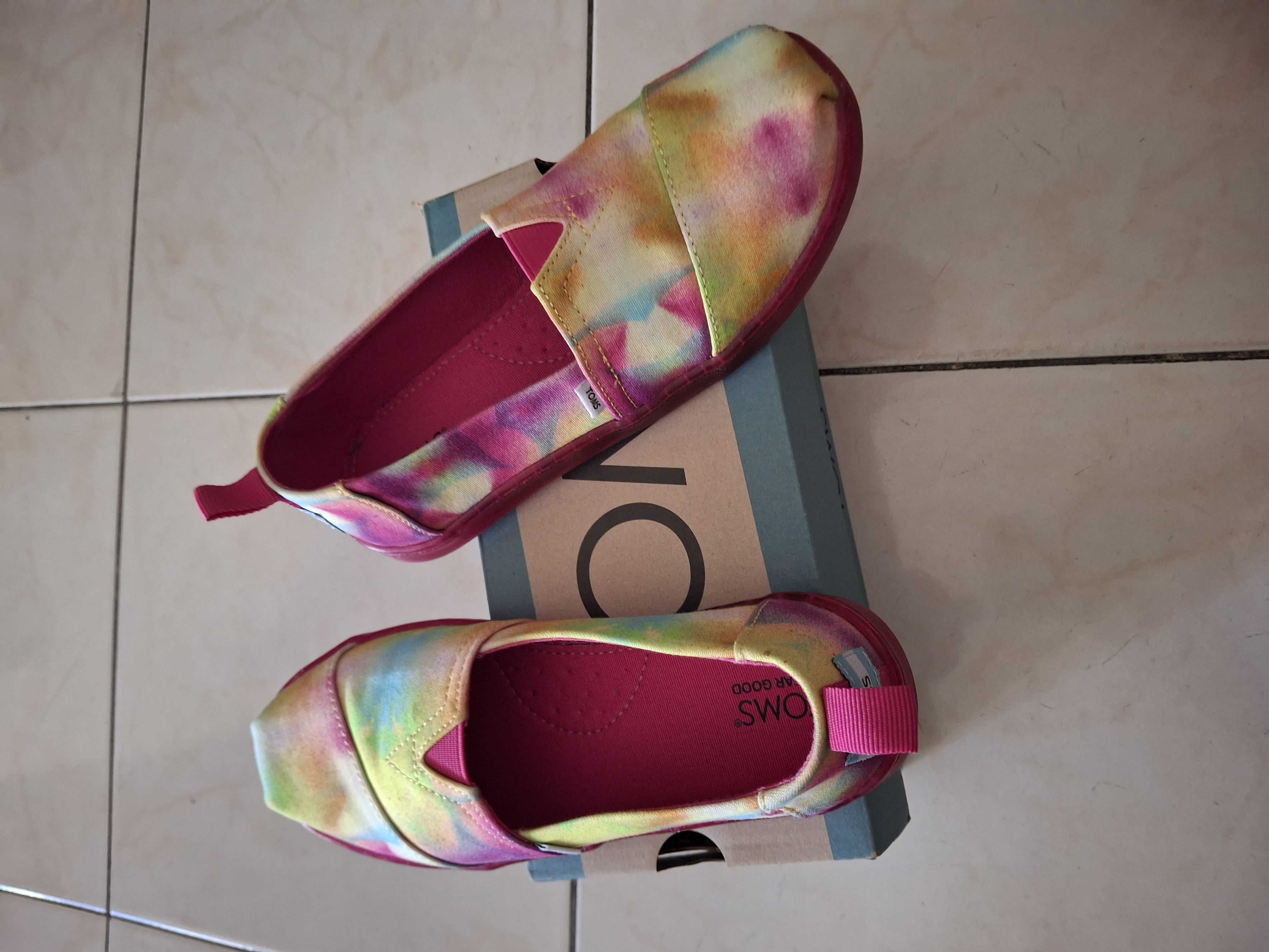 ropa y zapatos - Toms