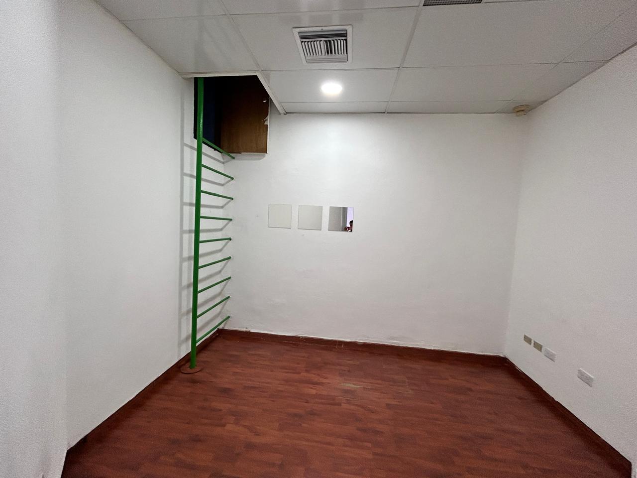 oficinas y locales comerciales - Vendo local en 2do piso Renacimiento  4