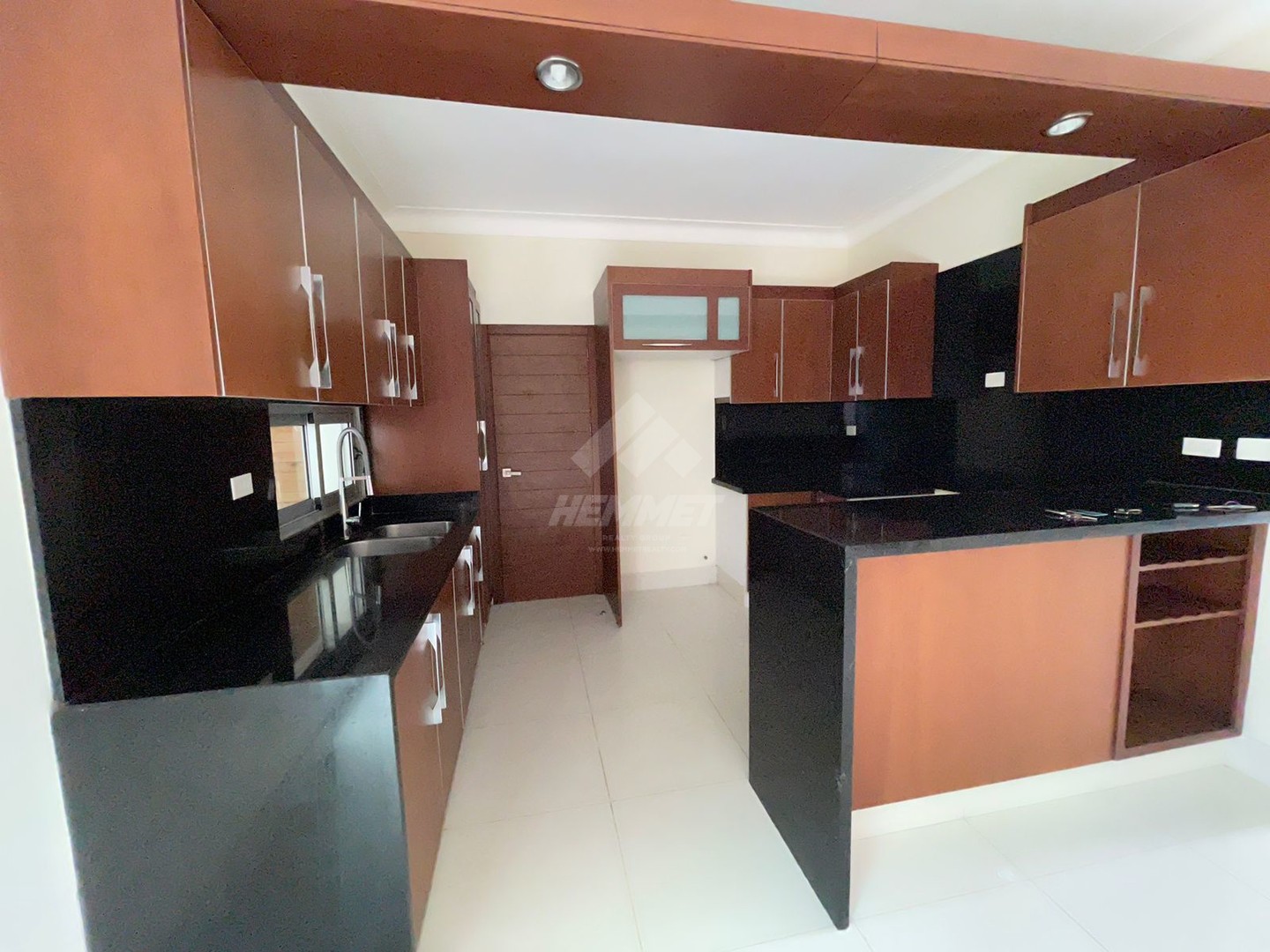 apartamentos - PRIMER PISO TERRAZA PRIVADA Y PARQUEOS TECHADOS LA ESMERALDA SANTIAGO  9