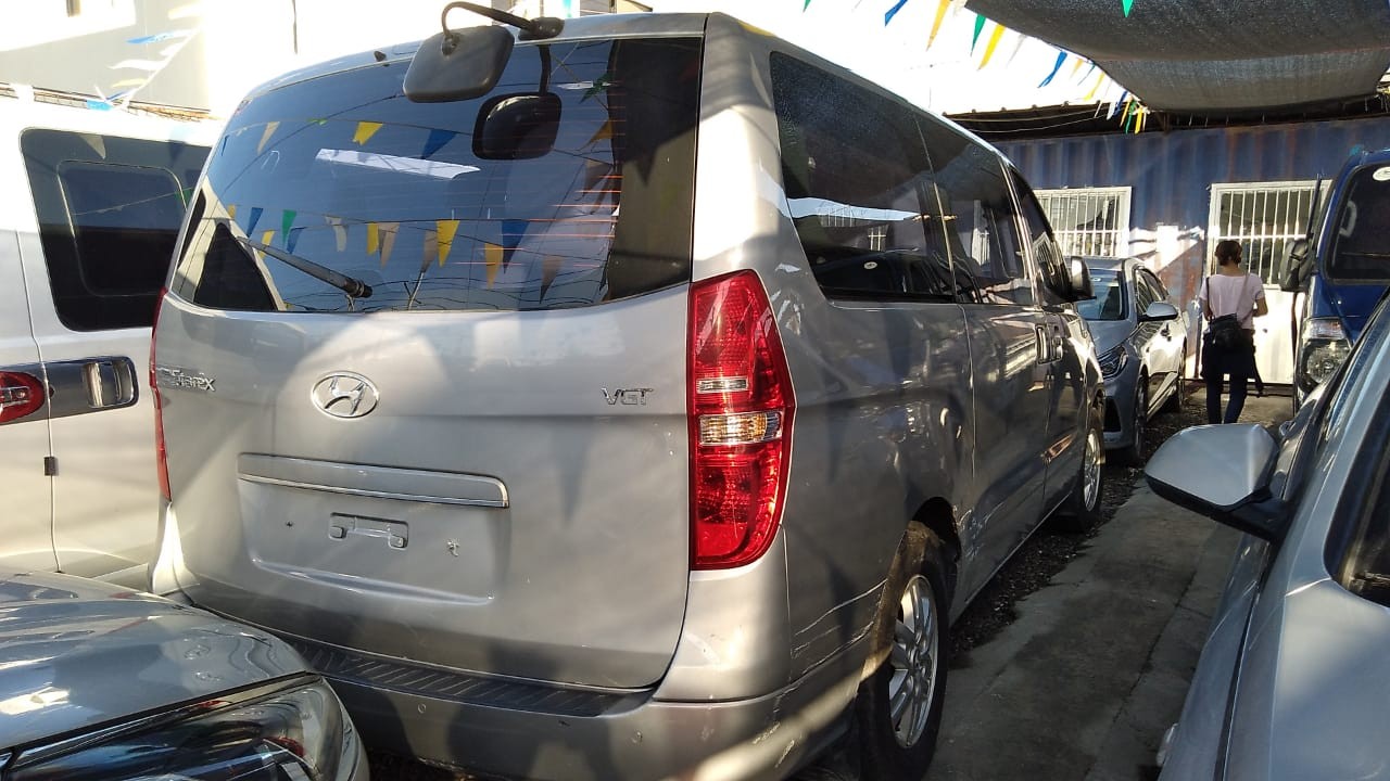 jeepetas y camionetas - HYUNDAI STAREX 2017 GRIS 6