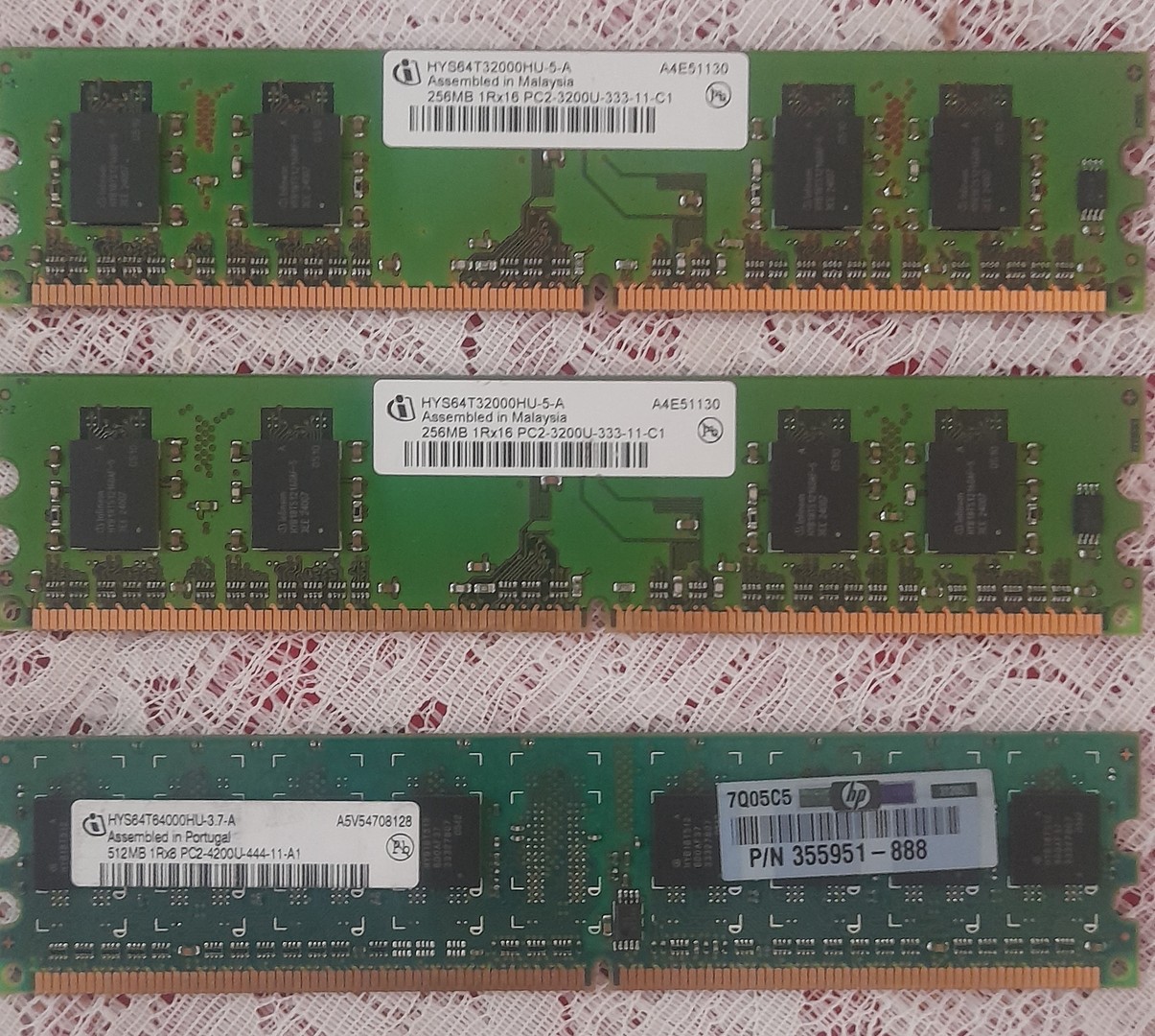 computadoras y laptops - Tres (3) Memorias RAM Infineon DDR2 256 MB/512 MB 2