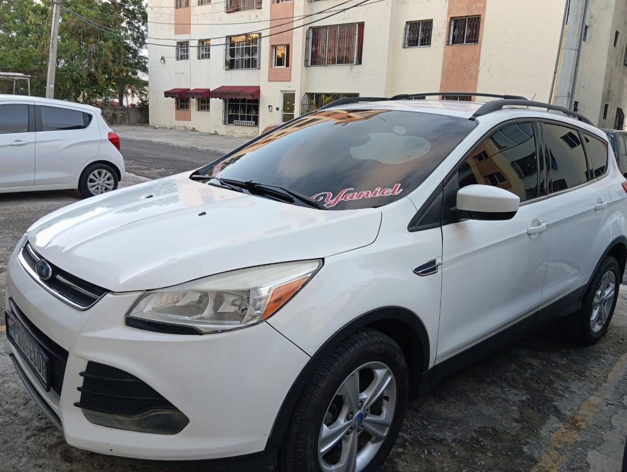 jeepetas y camionetas - Vendo hermosa Jeepeta Ford Scape Blanca, en excelentes condiciones.