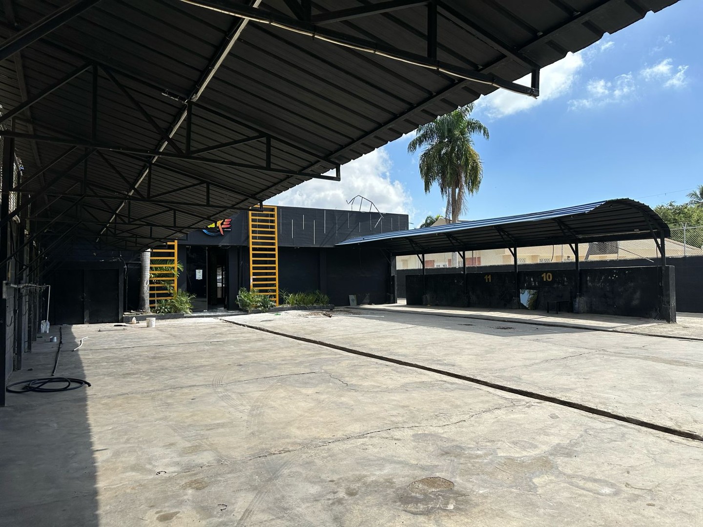 oficinas y locales comerciales - Gran Local Discoteca y Carwash en venta  2