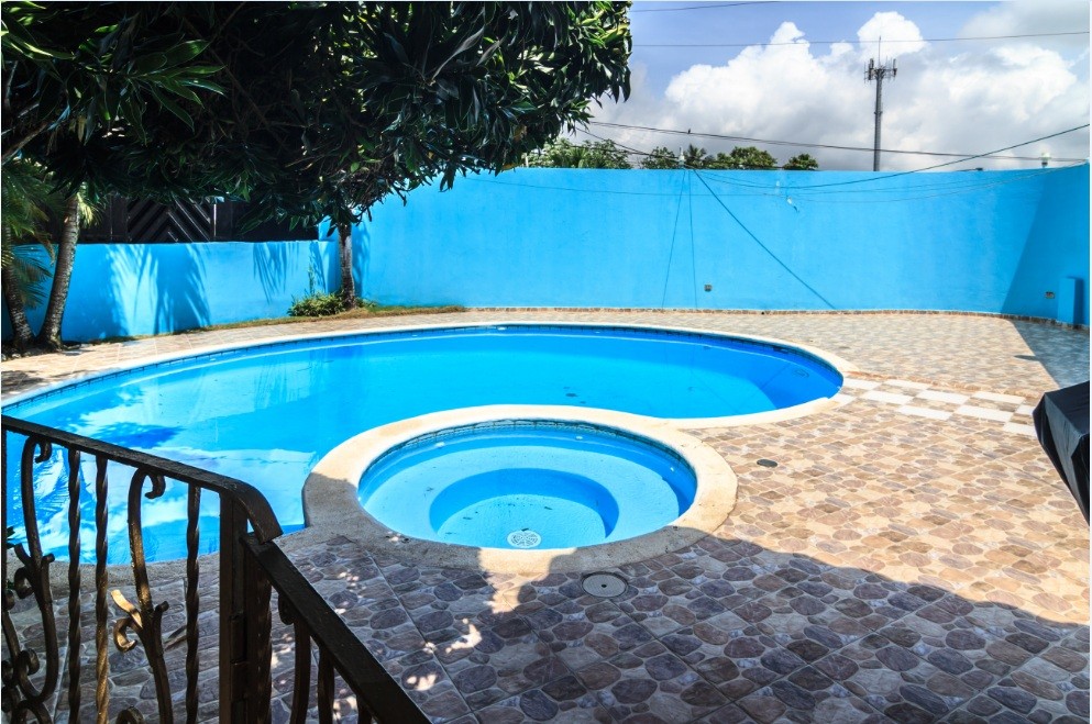 casas - Casa en venta Alto Arroyo Hondo III, 2 niveles, mármol, caoba, patio y piscina  3
