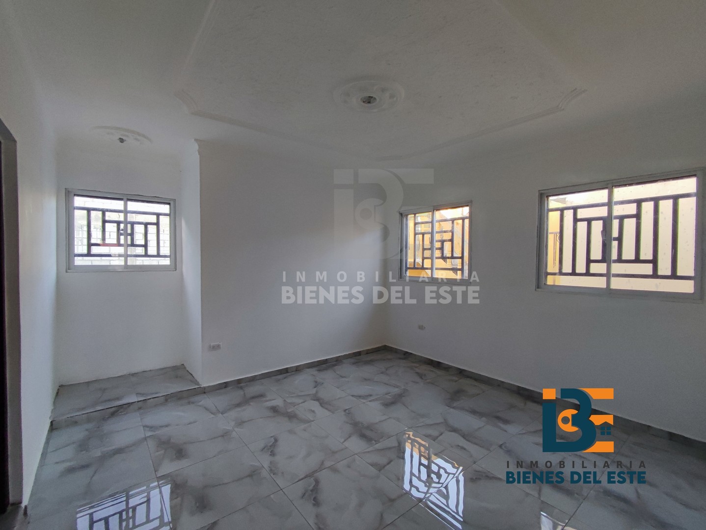 apartamentos - Se Renta Nuevo y Amplio Apartamento con Dos Habitaciones y Parqueo en Sarmiento 3