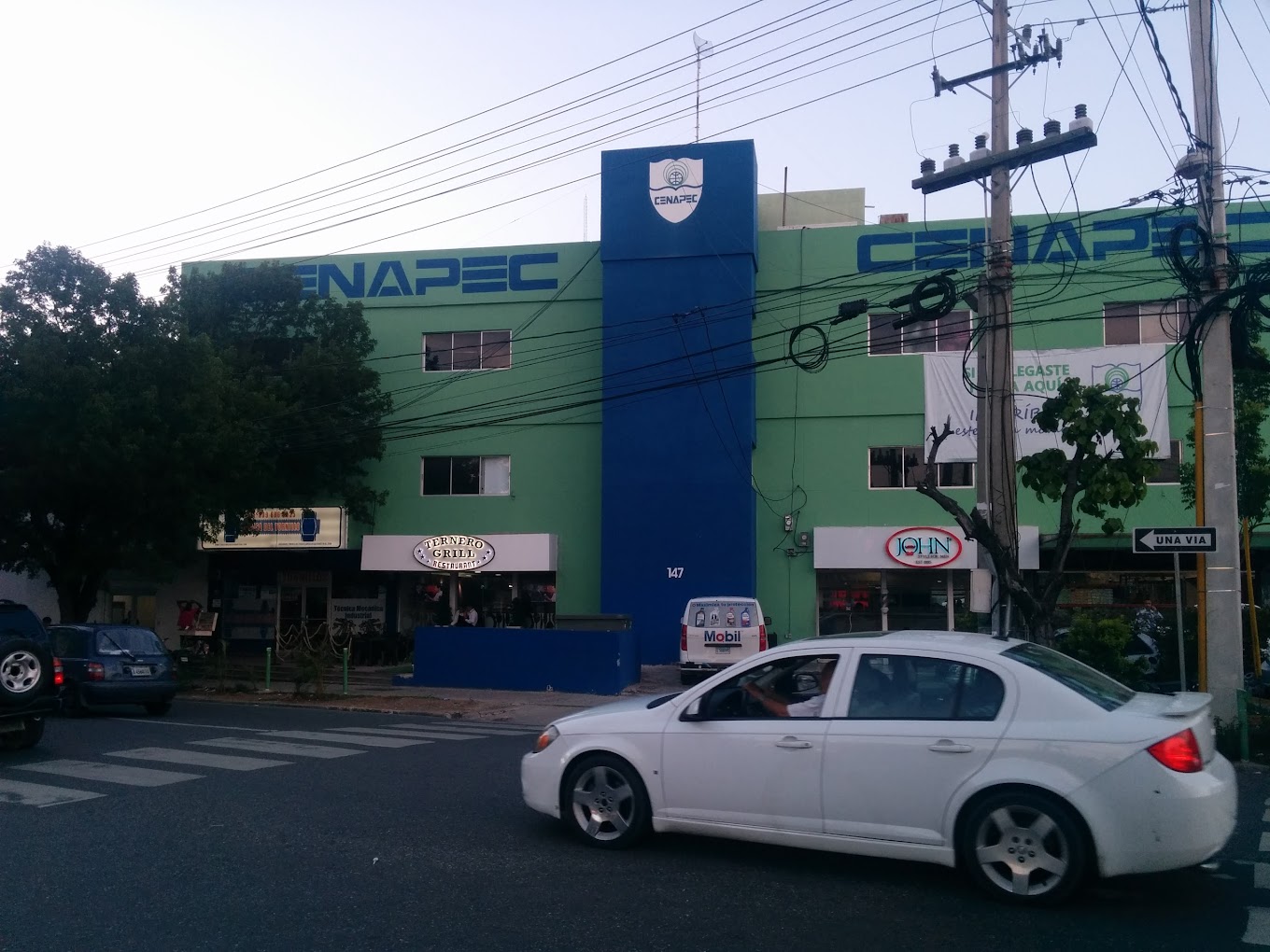 oficinas y locales comerciales - Alquiler Edificio Detras de Sambil, Av. San Martin