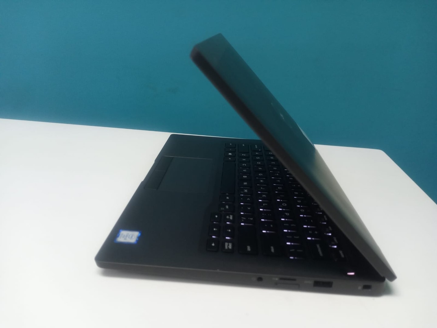 computadoras y laptops - Laptop, Dell Latitude 7400 / 8th Gen, Intel Core i5 / 8GB DDR4 / 256GB SSD 3