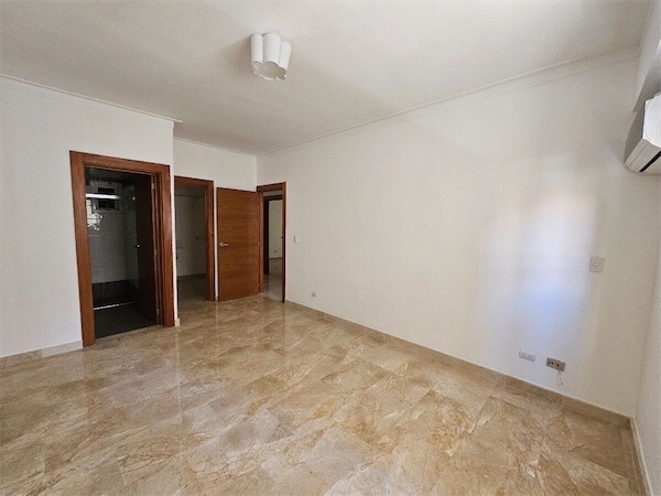 apartamentos - Alquiler de apartamento amplio vacío con Aire A en Naco  8