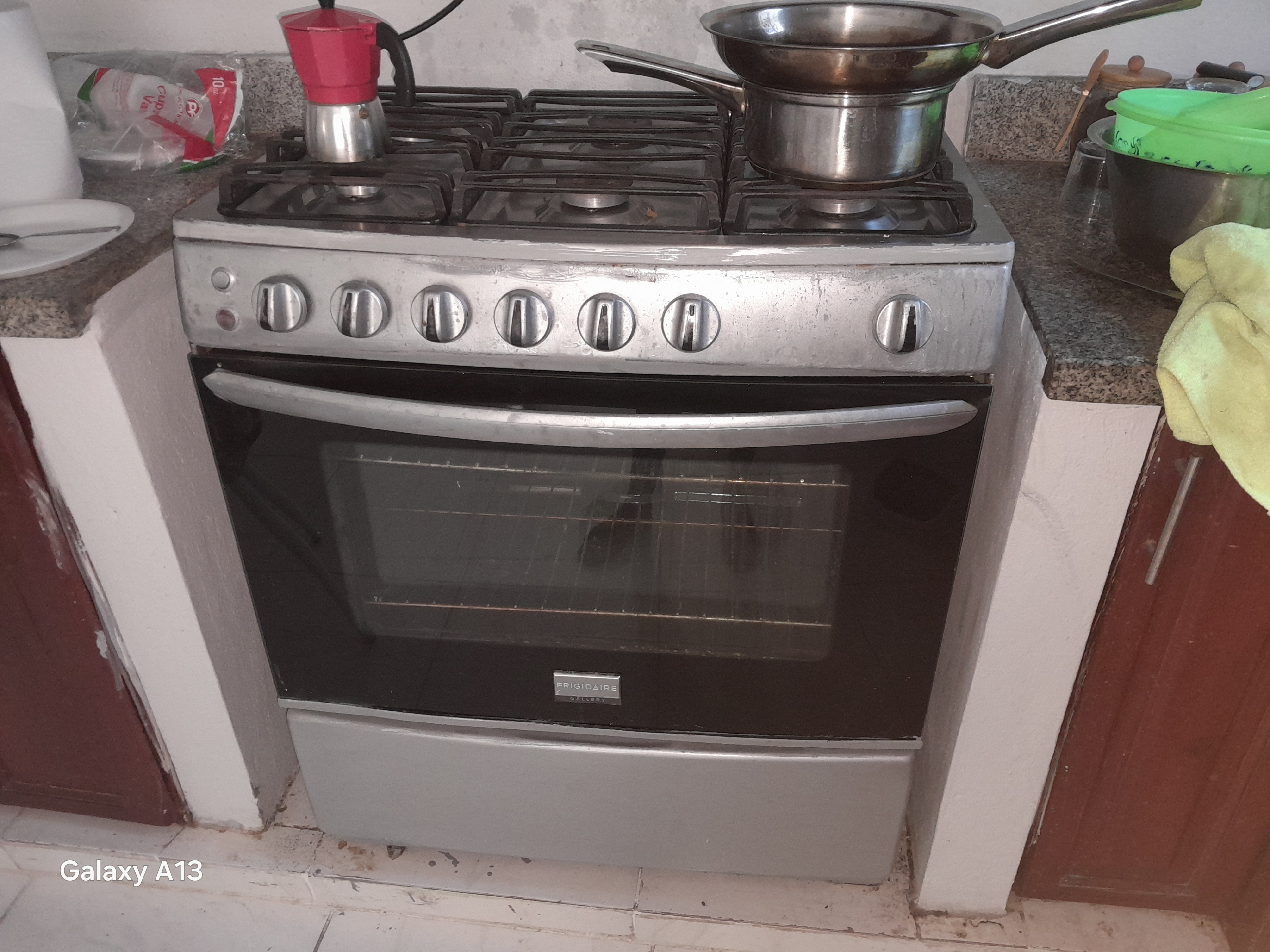 cocina - estufa frigidaire buenas condiciones se vende por motivo de viaje