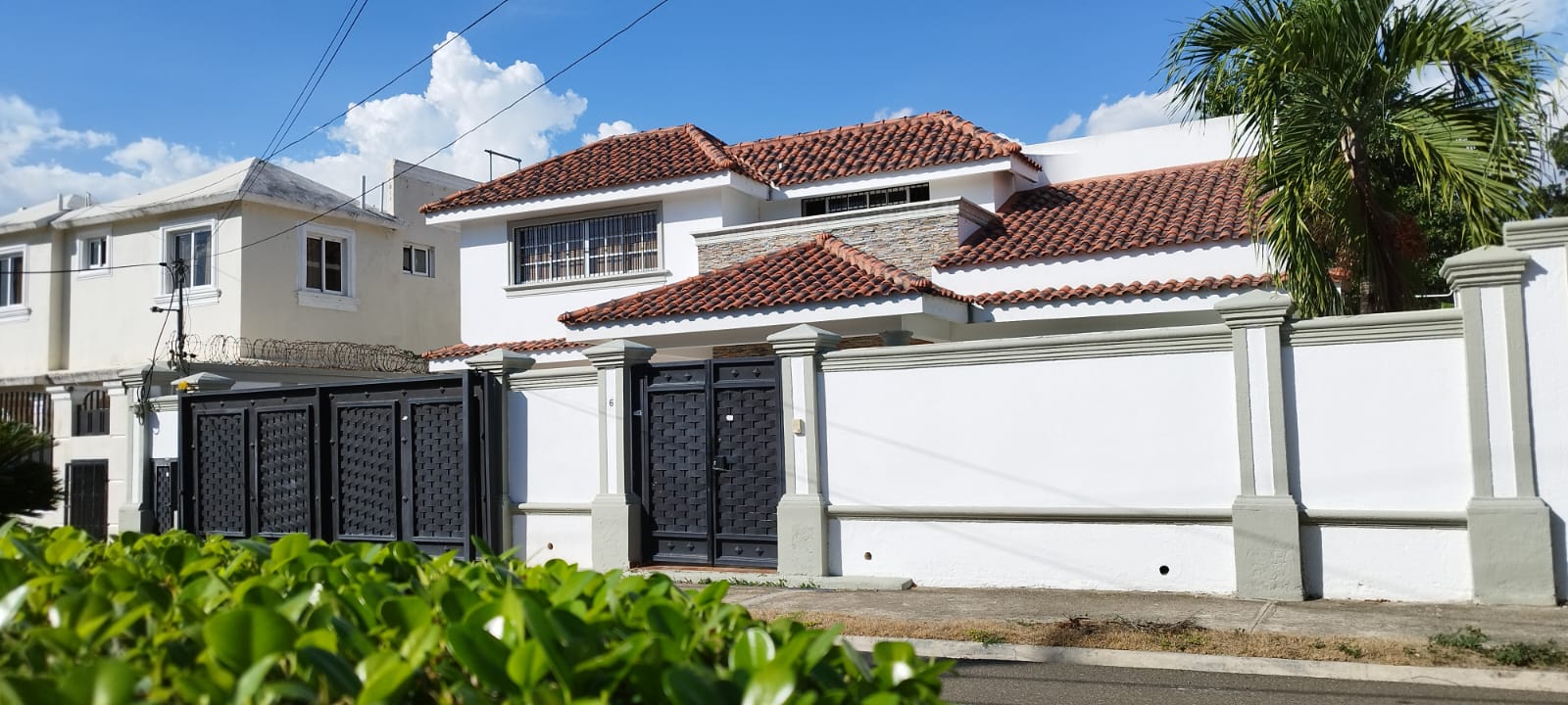 casas - CASA EN VENTA EN AV. HISPANOAMERICANA, SANTIAGO.