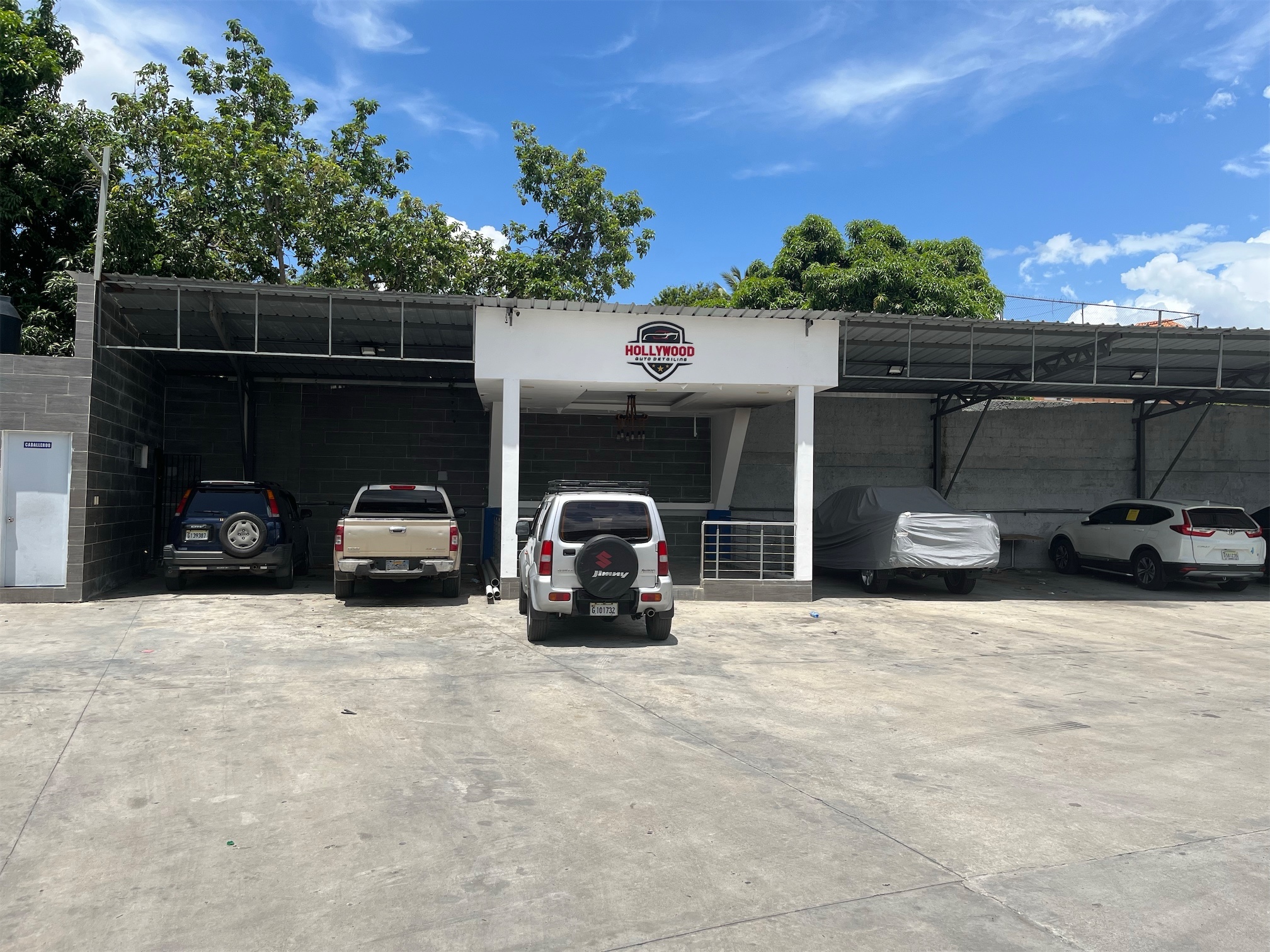 oficinas y locales comerciales - Excelente Negocio Car Wash y parqueo funcionando en Lava Pies San Cristobal R. D