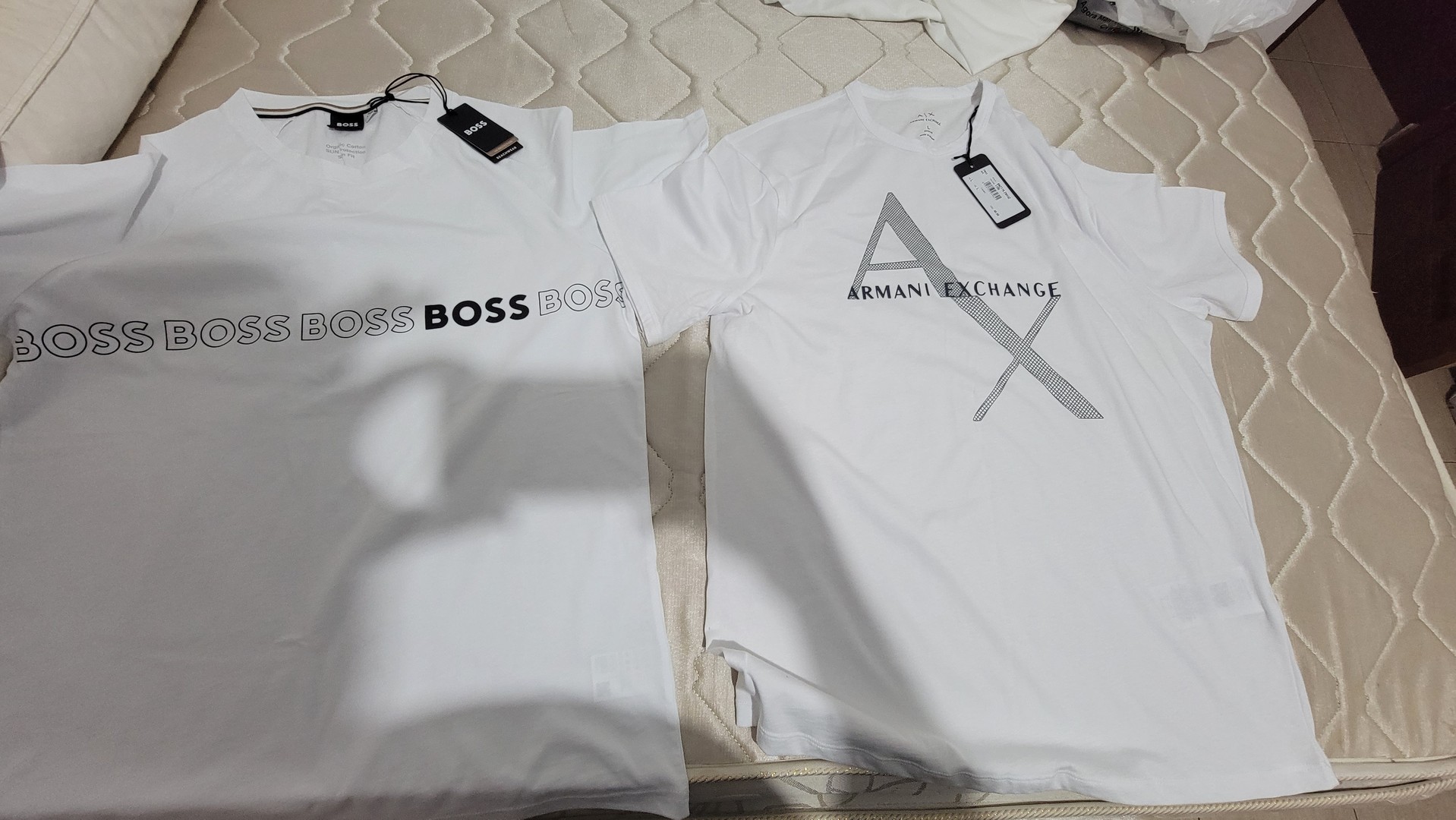 ropa para hombre - **Vendo t shirts Hugo Boss, Armani, size M, L blancos nuevos**