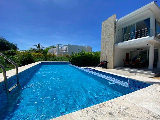 casas vacacionales y villas - Vendo Hermosa Villa de 2 Niveles  en Playa Nueva Romana 1