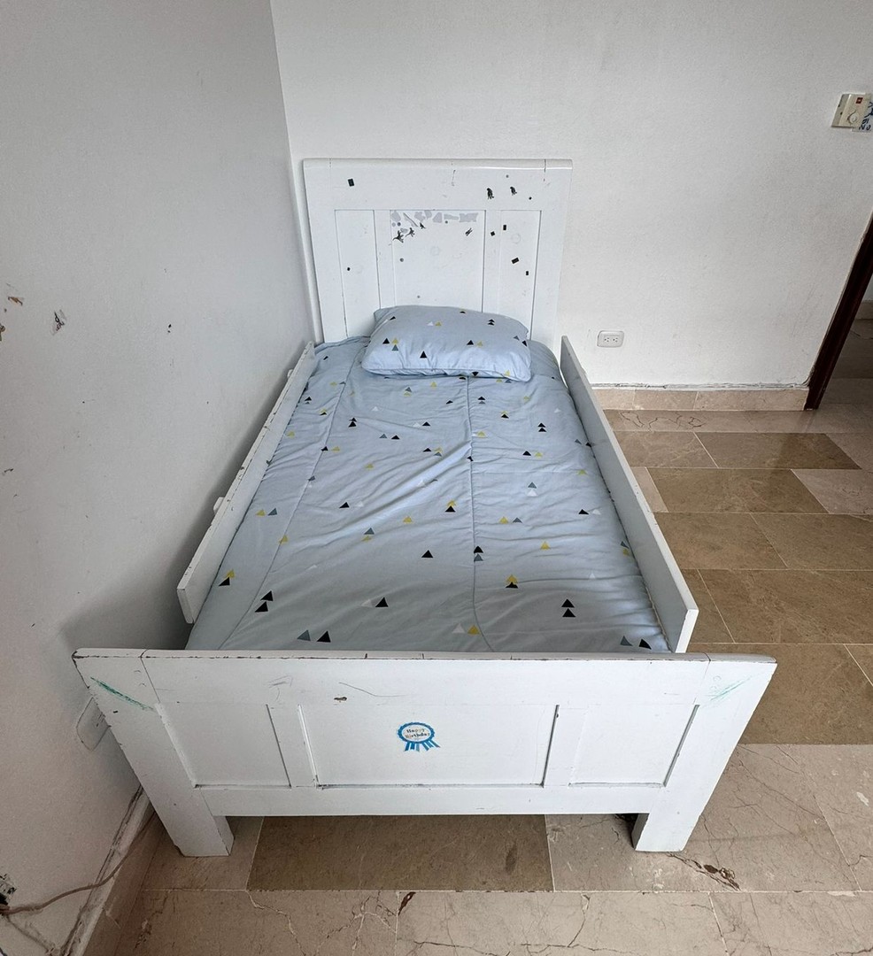 muebles y colchones - Vendo cama pequeña con gavetero 