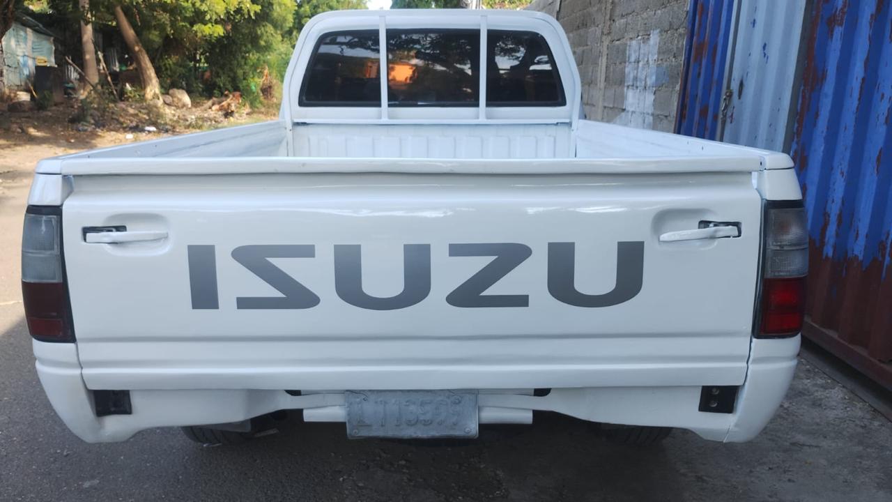 jeepetas y camionetas - Isuzu kb 2000 