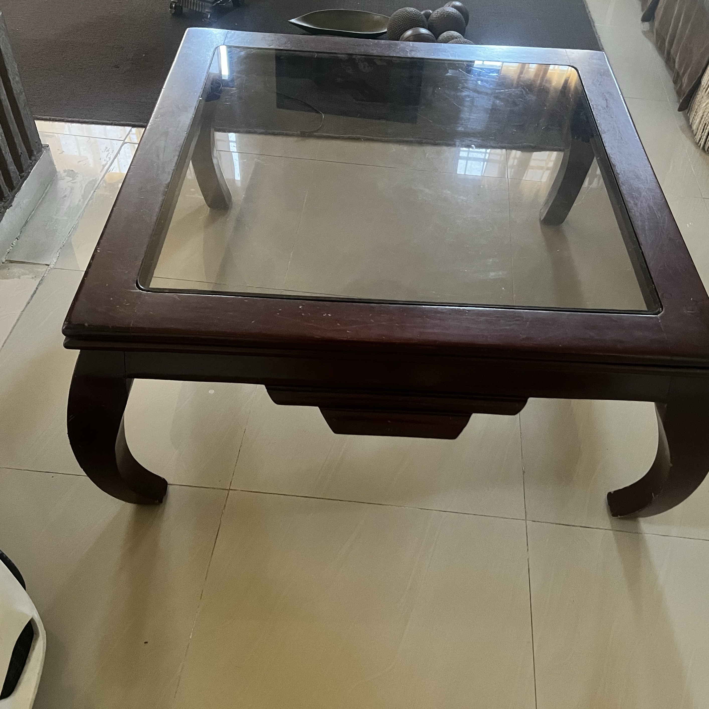 muebles y colchones - se vende mesa de caoba tope de cristal 