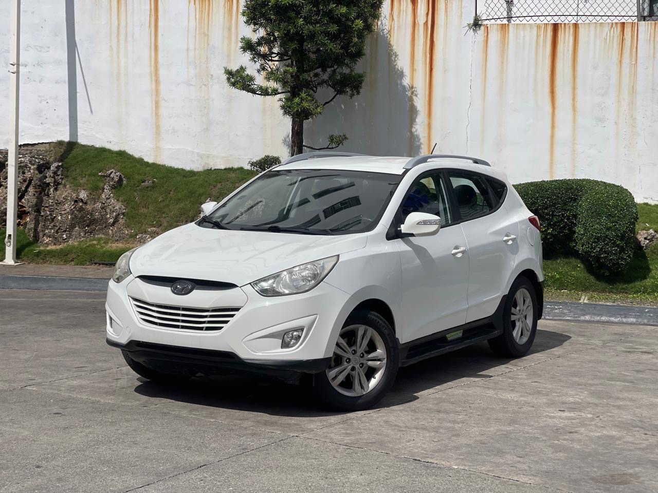 jeepetas y camionetas - HYUNDAI TUCSON 2012 EN EXCELENTES CONDICIONES NUEVA HALOGENOS ESTRIBOS RACK 