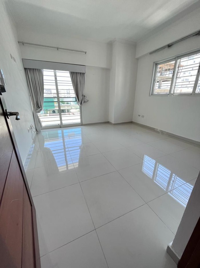 apartamentos - Alquilo en Evaristo Morales a 3 cuadras de acrópolis  center, piso alto 