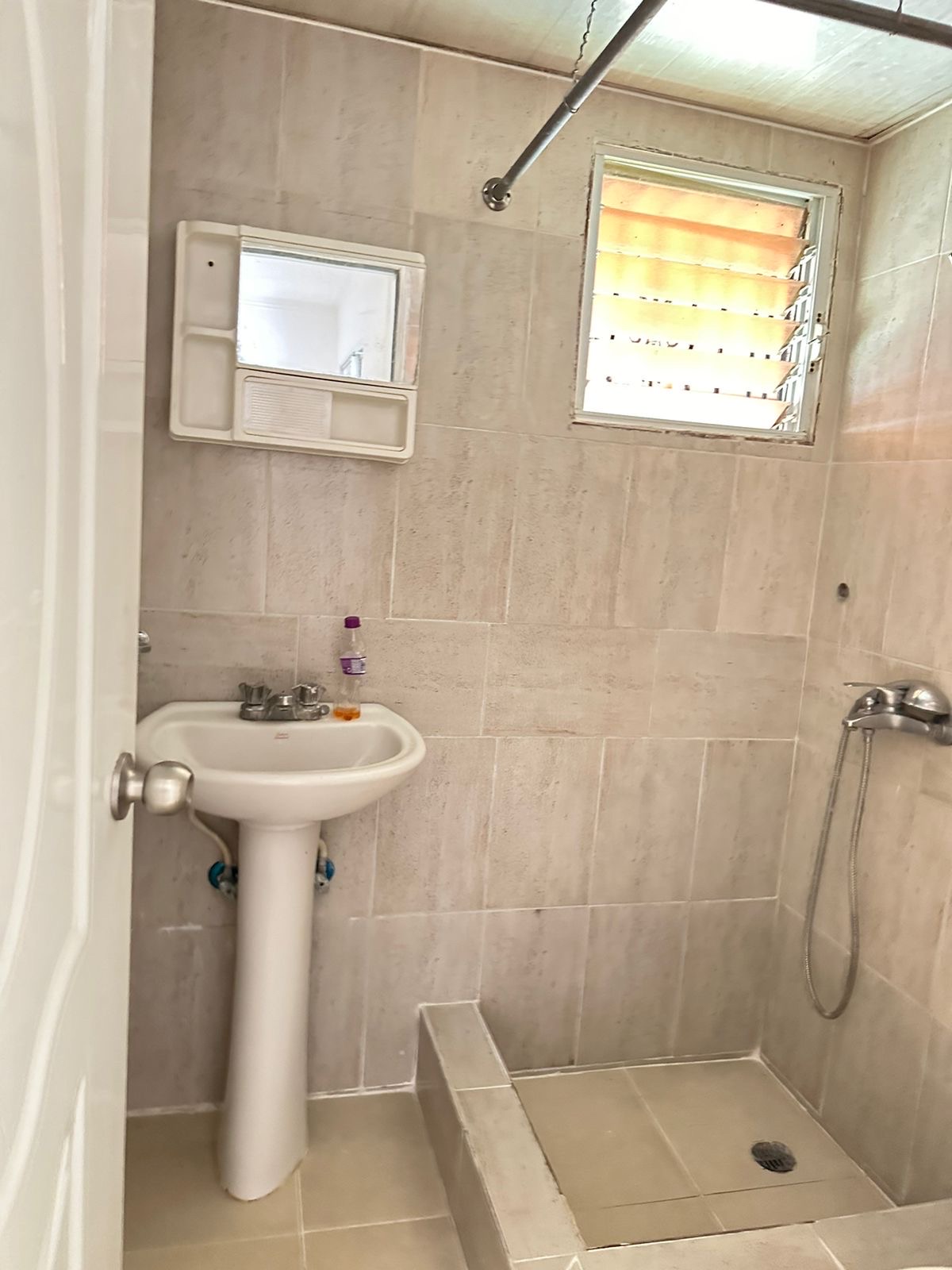 apartamentos - oportunidad vendo apto piso uno residencial cerrado por motivo de viaje RD$2.4 n 7