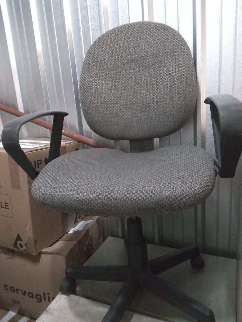 articulos de oficina - Silla secretarial con brazos, usada