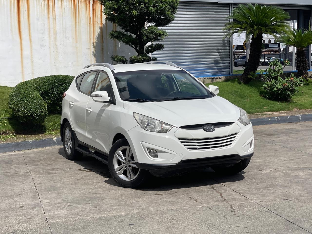 jeepetas y camionetas - HYUNDAI TUCSON 2012 EN EXCELENTES CONDICIONES NUEVA HALOGENOS ESTRIBOS RACK  2