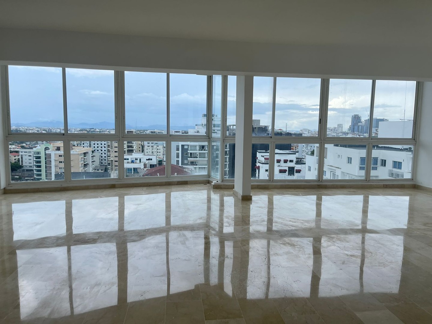 penthouses - Amplio Penthouse de 3 habitaciones y 3 parqueos en Evaristo Morales! / Vista des 2