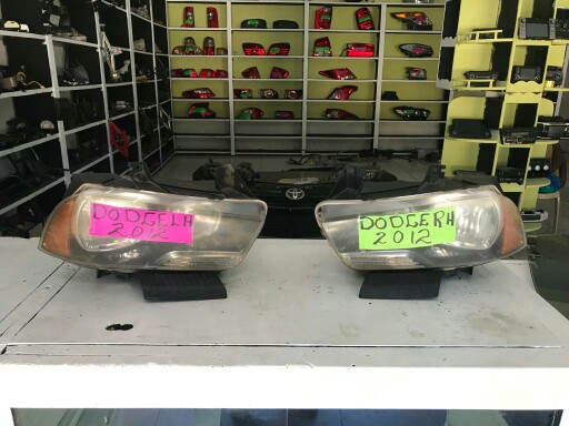 accesorios para vehiculos - Vendo pantalla Luces delantera para Dodge Charger 2012 0