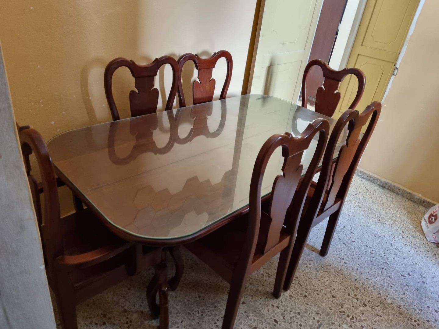 muebles y colchones - Mesa en Caoba 6 sillas, tope proteccion cristal en buen estado.