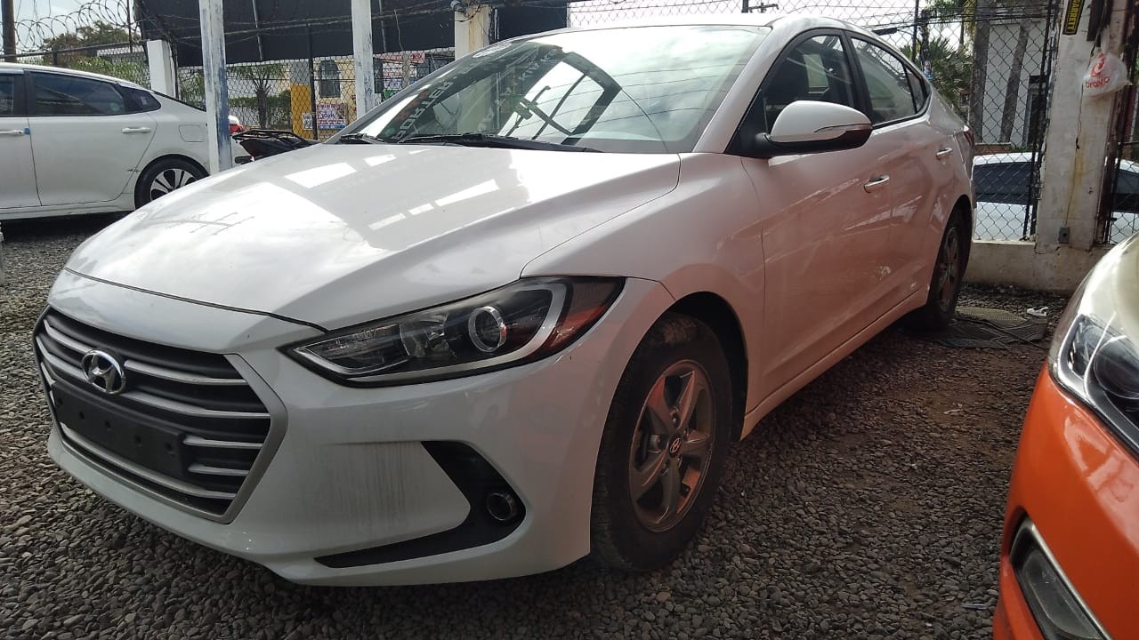 carros - HYUNDAI AVANTE 2017 BLANCODESDE: RD$705,100.00 2