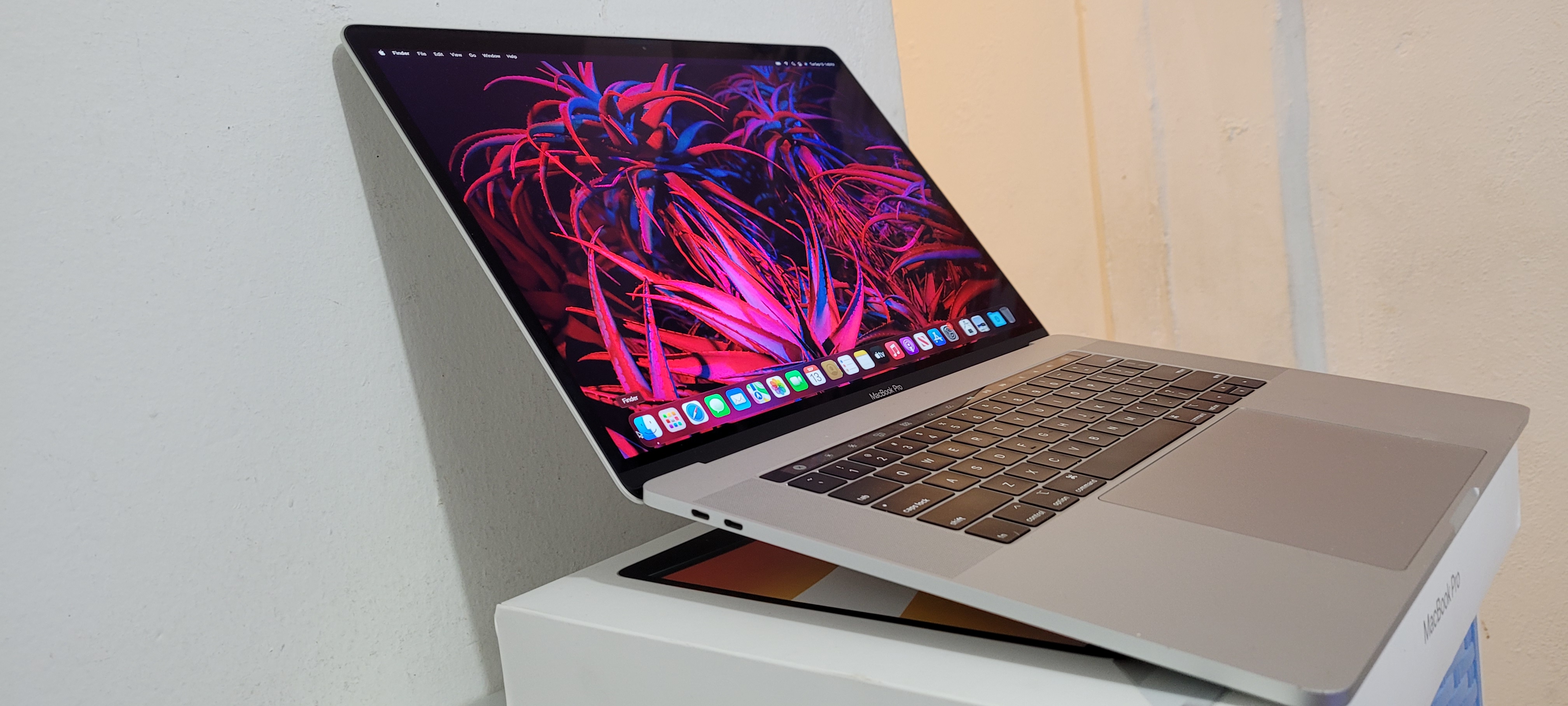 computadoras y laptops - Macbook pro Retina 2019 15 Pulg Core i7 Rqm 16gb Disco 256gb Solido New 2