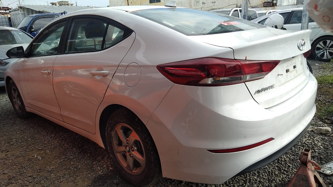 carros - HYUNDAI AVANTE 2017 BLANCODESDE: RD$705,100.00 4