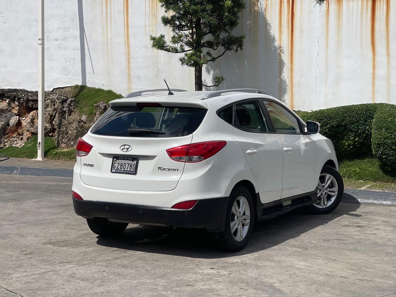 jeepetas y camionetas - HYUNDAI TUCSON 2012 EN EXCELENTES CONDICIONES NUEVA HALOGENOS ESTRIBOS RACK  5