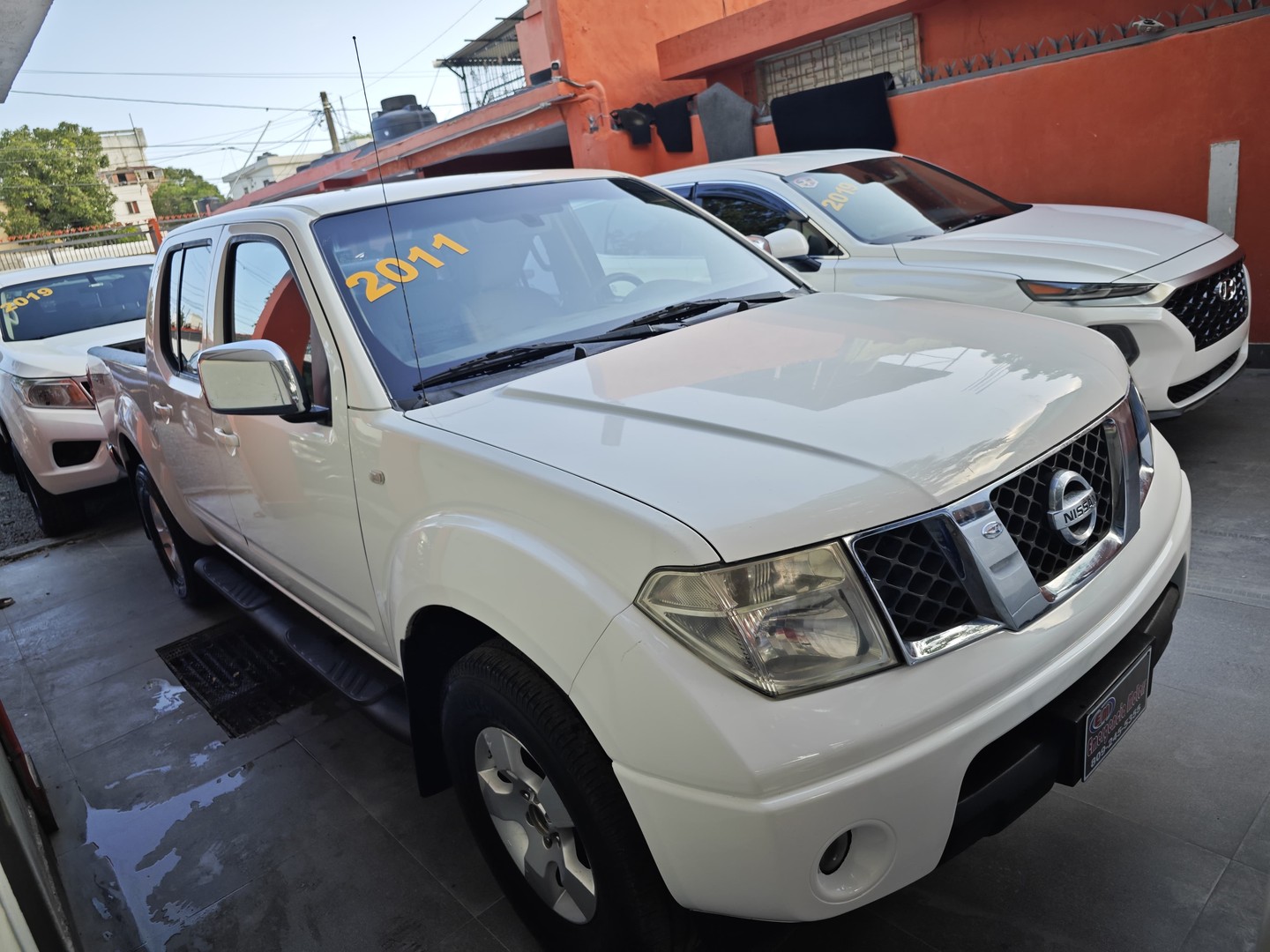 jeepetas y camionetas - NISSAN NAVARA LE 2011 4X4 AUTOMATICA 1