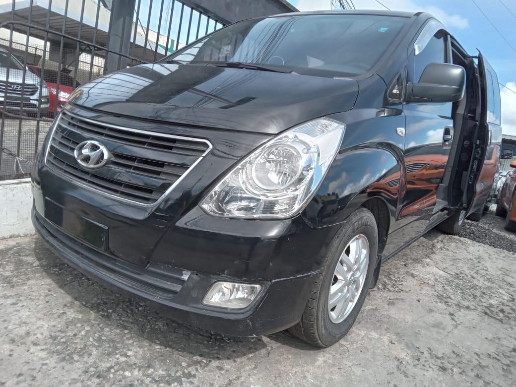 jeepetas y camionetas - HYUNDAI GRAND STAREX 2017 NEGRA 