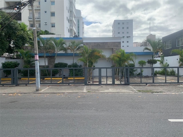 oficinas y locales comerciales - Propiedad comercial céntrica en Naco 6