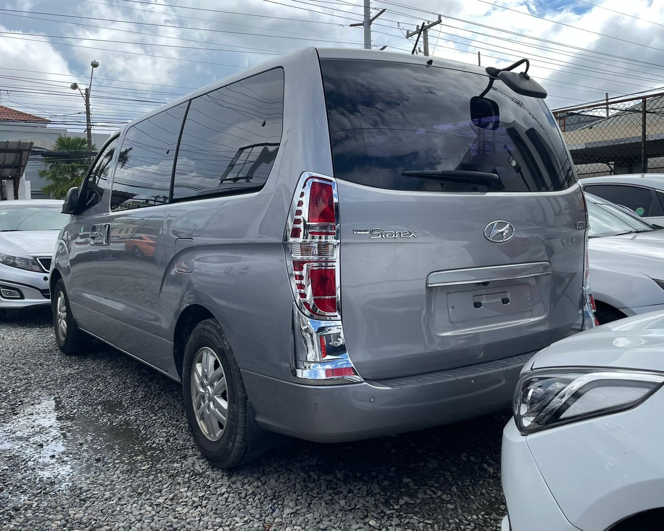 jeepetas y camionetas - HYUNDAI STAREX 2017 GRIS 2